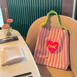 Bolso de hombro con parche de palabra y detalle de corazón - Product Image 2