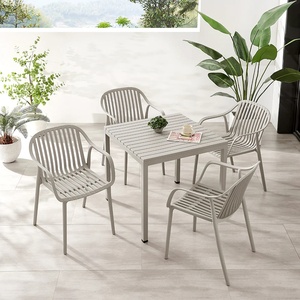 Ensemble de salle à manger moderne en plastique pour l'extérieur, table carrée, 4 fauteuils empilables, pré-assemblé, imperméable, résistant aux UV, pour jardin, café, piscine - Product Image 1
