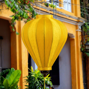 Lanterne en soie jaune faite à la main, cadre en bambou, lampe suspendue en forme de larme, pompon, décoration traditionnelle pour la maison, marque 99D, modèle Tracy, chinois - Product Image 1