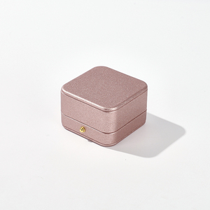 Caja de Anillo Cuadrada Rosa de Microfibra Personalizada de Fábrica FANXI, Caja de Joyería de Cuero PU con Ángulo Recto - Product Image 3