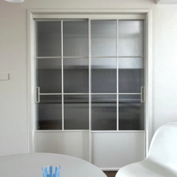 Porte coulissante à 4 panneaux en alliage d'aluminium avec grille cintrée, cadre fin et verre cannelé pour cloison intérieure d'hôtel boutique moderne