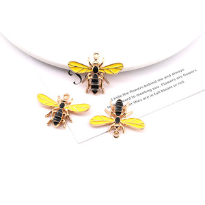 Colgante de aleación con forma de abeja, accesorios de joyería DIY, detalles chapados en amarillo y negro para adorno de llavero - Product Image 1