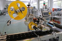 Machine d'étiquetage de cartons avec alimentateur par friction et alimentateur par aspiration pour une ou deux étiquettes