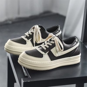 Zapatos de skate de cuero estilo American-Owenss, retro, en blanco y negro, con contraste, suela gruesa, elevados, para ir al trabajo y uso casual. - Product Image 1