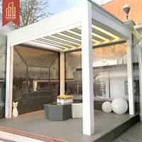 Pergola bioclimatique motorisée moderne et personnalisable avec portes vitrées, idéale pour l'extérieur et le jardin