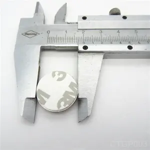 Approvisionnement d'usine attache forte 20mm rond de nom magnétique en métal porte-badge D'IDENTITÉ avec adhésif