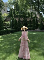 Ensemble deux pièces pour femme : haut en mousseline à col montant et jupe fendue taille haute, avec robe longue en dentelle imprimée rose style vacances à la française