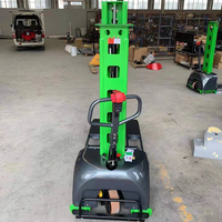 Gerbeur électrique autoporteur compact de 1,5T et 1,6m de hauteur avec mât en acier robuste pour la manutention de matériaux sur camion