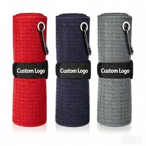 Serviette gaufrée en microfibre premium avec crochet métallique, logo personnalisé, très absorbante pour le nettoyage des balles de golf et des équipements sportifs - Product Image 1
