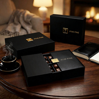 Boîte cadeau en chocolat rigide noire avec logo personnalisé, estampage à chaud en or, gaufrage/débossage, finition mate douce au toucher, adaptée aux aliments