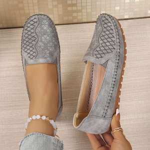 أحذية نسائية كاجوال مسطحة بتصميم ريترو عصري مقاسات كبيرة الأكثر مبيعًا للتجارة الخارجية، بجزء علوي من البولي يوريثان ونعل خارجي من TPR، سهلة الارتداء ومخططة بالكامل. - Product Image 2