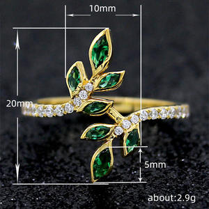 Anello da Donna Q468 in Oro 18K con Smeraldo, Design a Pianta, Incastonatura Pavé con Diamanti Rotondi, Gioiello Raffinato per Fidanzamento - Product Image 5