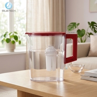 Carafe à eau 7 tasses avec système de filtration multi-étapes pour éliminer le chlore, le calcaire et les métaux lourds sur le comptoir de cuisine domestique