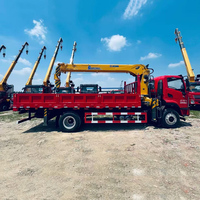 Grue montée sur camion Shacman 4*2, moteur Yuchai 240HP, flèche à 5 sections de 10 tonnes pour levage en usine minière