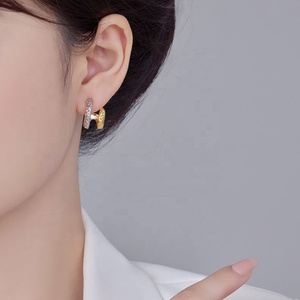 Boucles d'oreilles clous géométriques en zircon à motif marteau creux bicolore rétro français, argent S925 plaqué or, mode haut de gamme pour femmes - Product Image 6