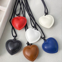 Collier pendentif cœur en cuir PU, bijoux minimalistes, colliers pendentifs pour femmes, chaîne longue pour pull, collier tendance pour femme