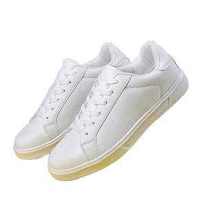 Sneakers blanches grande taille pour hommes et femmes - Chaussures décontractées en cuir imperméable, style athlétique tendance - Product Image 3