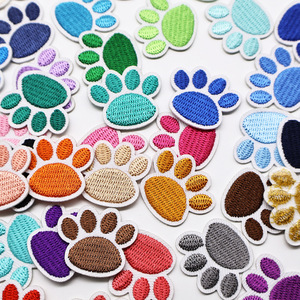 Nhà Máy Tùy Chỉnh Thiết Kế Puppy Chân Dấu Chân Trở Lại Dính Thêu Vải Phim Hoạt Hình Sắt Trên Thêu Các Bản Vá Lỗi Cho Quần Áo Mũ - Product Image 1