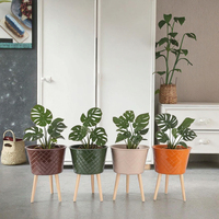Pot tanaman bunga besi dalam ruangan gaya Nordic desain terbaru pot logam dengan standar kayu dilapisi bubuk untuk taman rumah