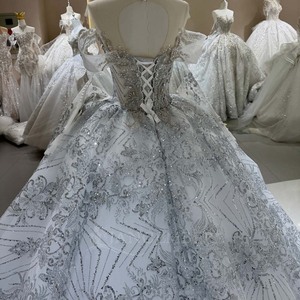 Robe de mariée moderne DW0196 Princesse à col rond, ornée de paillettes, avec traîne chapelle, fleurs en dentelle et cristaux pour femme - Product Image 5