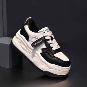 2024 primavera nuove <span class=keywords><strong>scarpe</strong></span> sportive traspiranti per donne Casual in bianco e nero studenti <span class=keywords><strong>con</strong></span> <span class=keywords><strong>suola</strong></span> spessa <span class=keywords><strong>scarpe</strong></span> da <span class=keywords><strong>donna</strong></span> - Product Image 1