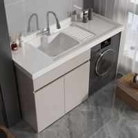 Meuble de buanderie intégré en aluminium alvéolé pour balcon, avec lave-linge à chargement frontal et évier à plancher à récurer