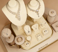 Ensemble de présentoirs à bijoux en velours beige de luxe, buste pour collier avec base en grille métallique dorée pour bijoux haut de gamme