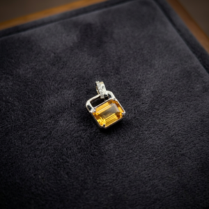 Pendentif minimaliste en or blanc 14 carats avec saphir jaune octogonal naturel et accentuations de diamants ronds, bijou unisexe pour un usage quotidien. - Product Image 1
