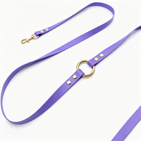 Laisse pour chien mains libres en cuir souple imperméable de luxe, avec quincaillerie en alliage de zinc doré, logo personnalisé, robuste et durable, vente en gros OEM