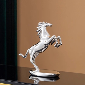 Vente en gros de figurine de <span class=keywords><strong>cheval</strong></span> en résine galvanisée finition métallisée-Sculpture de décoration de table de salon et de bureau moderne et tendance - Product Image 6