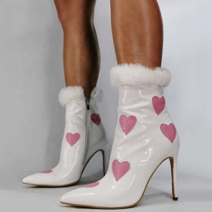 Botines Cortos con Diseño de Corazón en la Parte Superior, Talla Grande 43, para Mujer, Botas de Tacón de Aguja con Punta en Pico y Forro de Piel Cálida - Product Image 1