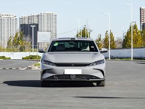 La BYD Han è un'auto elettrica con tecnologia all'avanguardia, con un'autonomia di 506 chilometri. IT è un veicolo a nuova energia. - Product Image 3