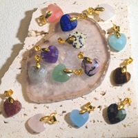 Pendentif Collier Cœur Multicouche Facetté en Pierre Naturelle avec Fermoir en Cuivre en Forme de Graine de Gourde, Fabriqué à Yiwu, Chine