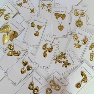 Ensemble de bijoux en acier inoxydable plaqué or 18 carats, boucles d'oreilles et collier de styles variés pour femmes - Product Image 1