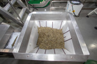 Machine de remplissage et d'emballage de granulés pour collations à l'avoine en bouteille en plastique / en verre