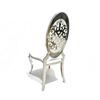 Chaise de mariage en acier inoxydable argenté avec découpe baroque en forme de médaillon ovale, dossier découpé au laser et assise en cuir blanc