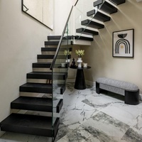 Escalier flottant moderne et durable à marches ouvertes, avec cadre en acier dissimulé, marches en bois dur et garde-corps en verre, pour rénovation intérieure de luxe
