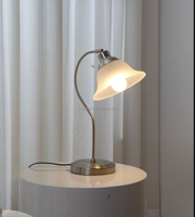 Lampe de table LED décorative simple et moderne, ampoule E26, électrique, pour hôtel, fabriquée en Chine