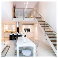 Escalier en bois résidentiel CBMmart avec poutre centrale en acier inoxydable et finition satinée, design moderne, escaliers résistants à l'eau