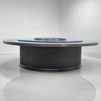 Ensemble de table et chaises de salle à manger rotatives en marbre bleu luxueux et moderne avec structure en acier inoxydable. Meubles d'appartement italiens. Meubles de maison.