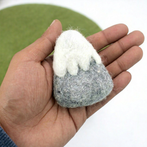 Gorro de lana fieltro hecha a mano con diseño de montaña nevada para guirnaldas DIY y manualidades - Comercio justo y lana - Product Image 1