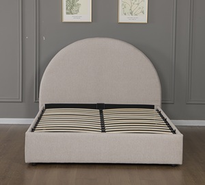 Кровать Willsoon с современной обивкой из бежевой ткани, регулируемым местом для хранения, изогнутым изголовьем в форме полумесяца, деревянным каркасом и мягким дизайном. - Product Image 2