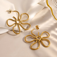 Boucles d'oreilles pendantes en forme de fleur en fil ouvert en acier inoxydable plaqué or 18 carats, boucles d'oreilles minimalistes à motif floral creux pour femmes