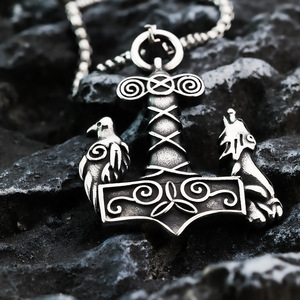 Colgante Vikingo de Martillo de Thor de Odín, Diseño Asimétrico en Forma de Escudo de Acero Inoxidable, Amuleto para Collar de Uso Diario - Product Image 2