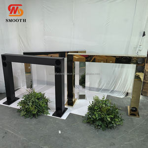 Nouvel Arrivage SMOOTH : Support à Fleurs Carré en Fer Doré pour Centre de Table Intérieur - Product Image 1