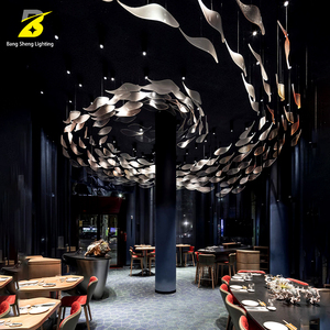 Grande composition LED suspendue en forme de poisson - Décoration de plafond sculpturale artisanale pour restaurants et halls commerciaux - Product Image 2