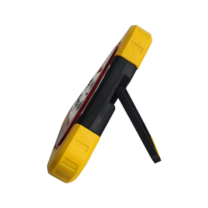 Kit di Emergenza Portatile Tre-in-Uno 2024 per Guasti Auto, Segnale di Avvertimento Triangolare con Illuminazione LED e Porta di Ricarica USB - Product Image 6