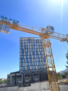 מנוף צריח שטוח דגם QTZ160 של DAHAN, בעל איכות גבוהה, טווח של 65 מטר, כושר נשיאה של 10 טון, מומנט עומס גבוה, מנוע בעל גובה מרבי של 200 מטר. - Product Image 3