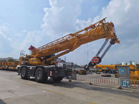 Grue tout-terrain de marque réputée XCR90 de 90 tonnes avec une hauteur de levage maximale de 63,1 m pour l'exploitation minière, la construction routière et la construction de ponts