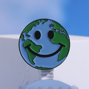 Nouvelle Broche Émail Visage Souriant Terre Écologique – Épinglette Planète Heureuse Sauvez la Planète – Mignonne Broche de Protection Environnementale – Badges - Product Image 1